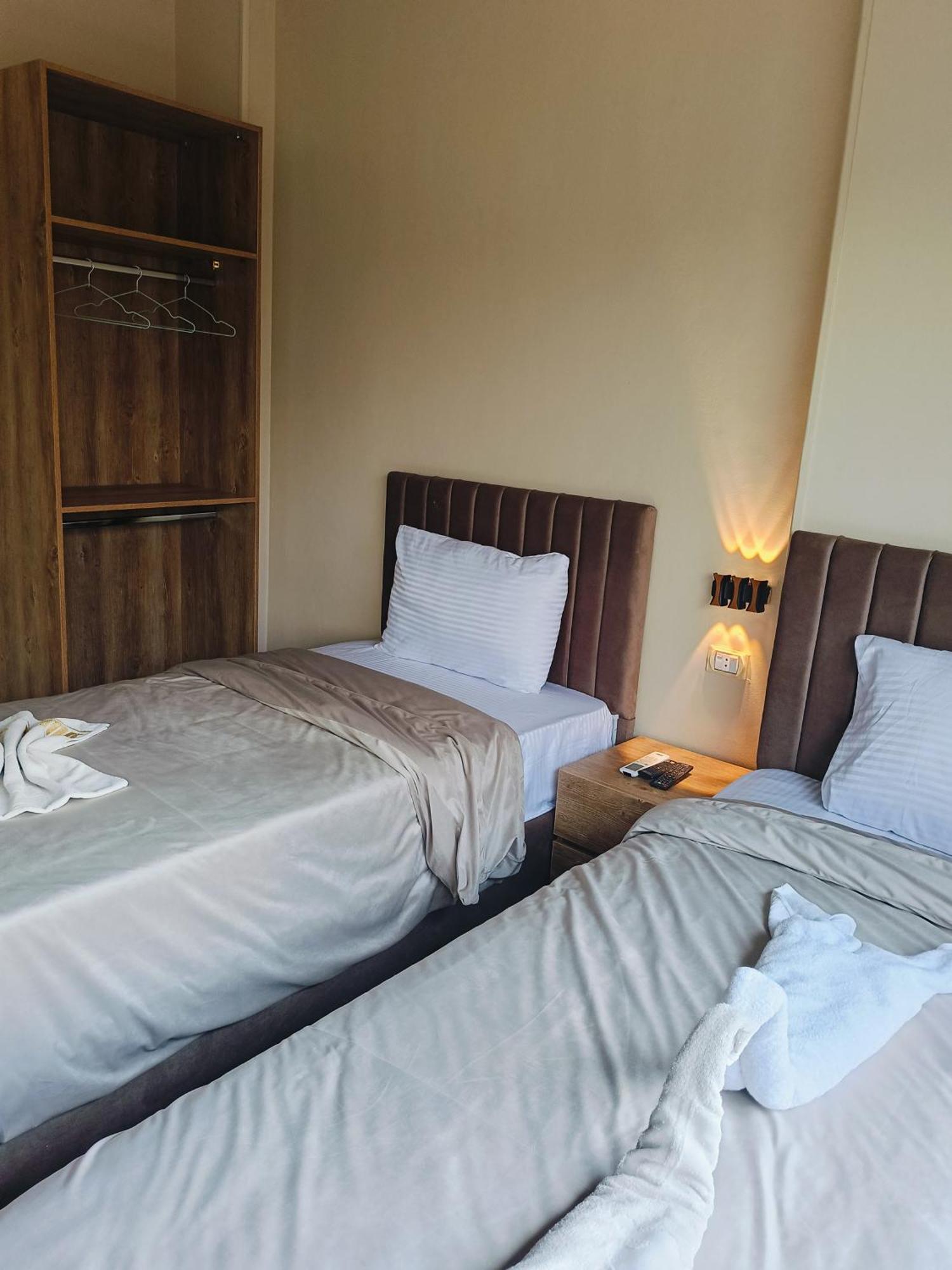 Magic Golden Pyramids View Hotel Kafret el-Gabal Exterior photo